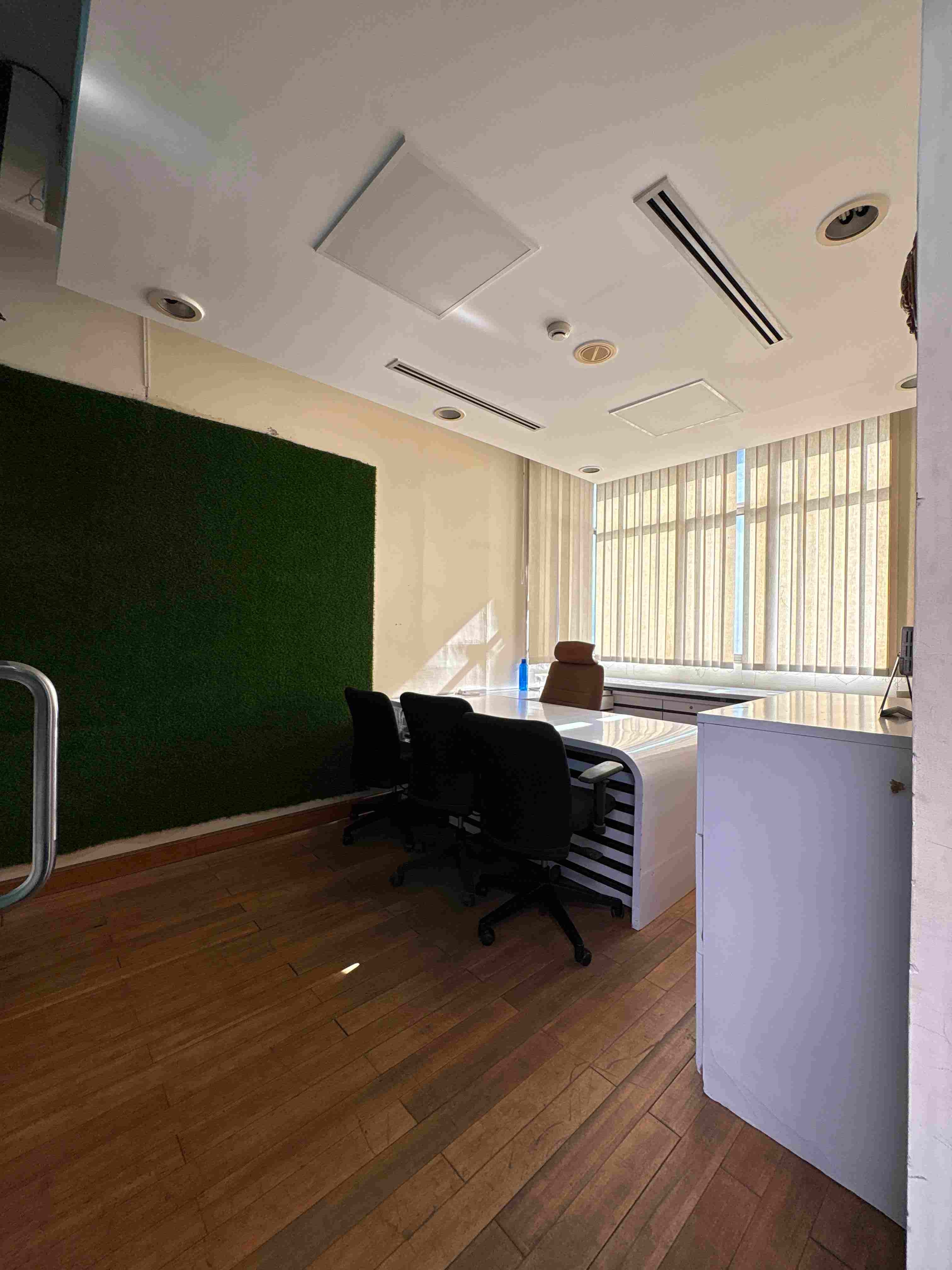 Private, Individual 3-Seater Cabin in Sector 63 Noida