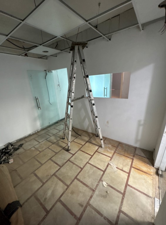 Private Office with 6 Workstations & 1 Director Cabin | 450 Sq Ft – Noida Sector 63 (H Block)