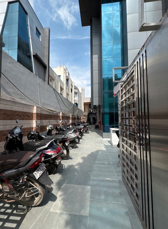 Private Office with 6 Workstations & 1 Director Cabin | 450 Sq Ft – Noida Sector 63 (H Block)