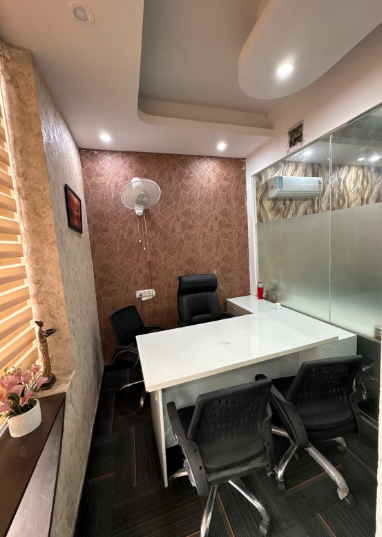 Fully Furnished 10-Seat Office with Director’s Cabin in Noida Sector 63 – 800 Sq Ft
