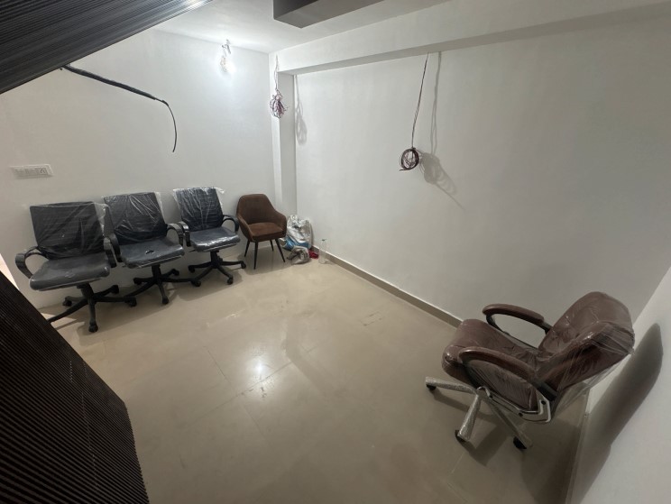 Flexible Office: 7 Seats & Director Cabin in Sector 63 B